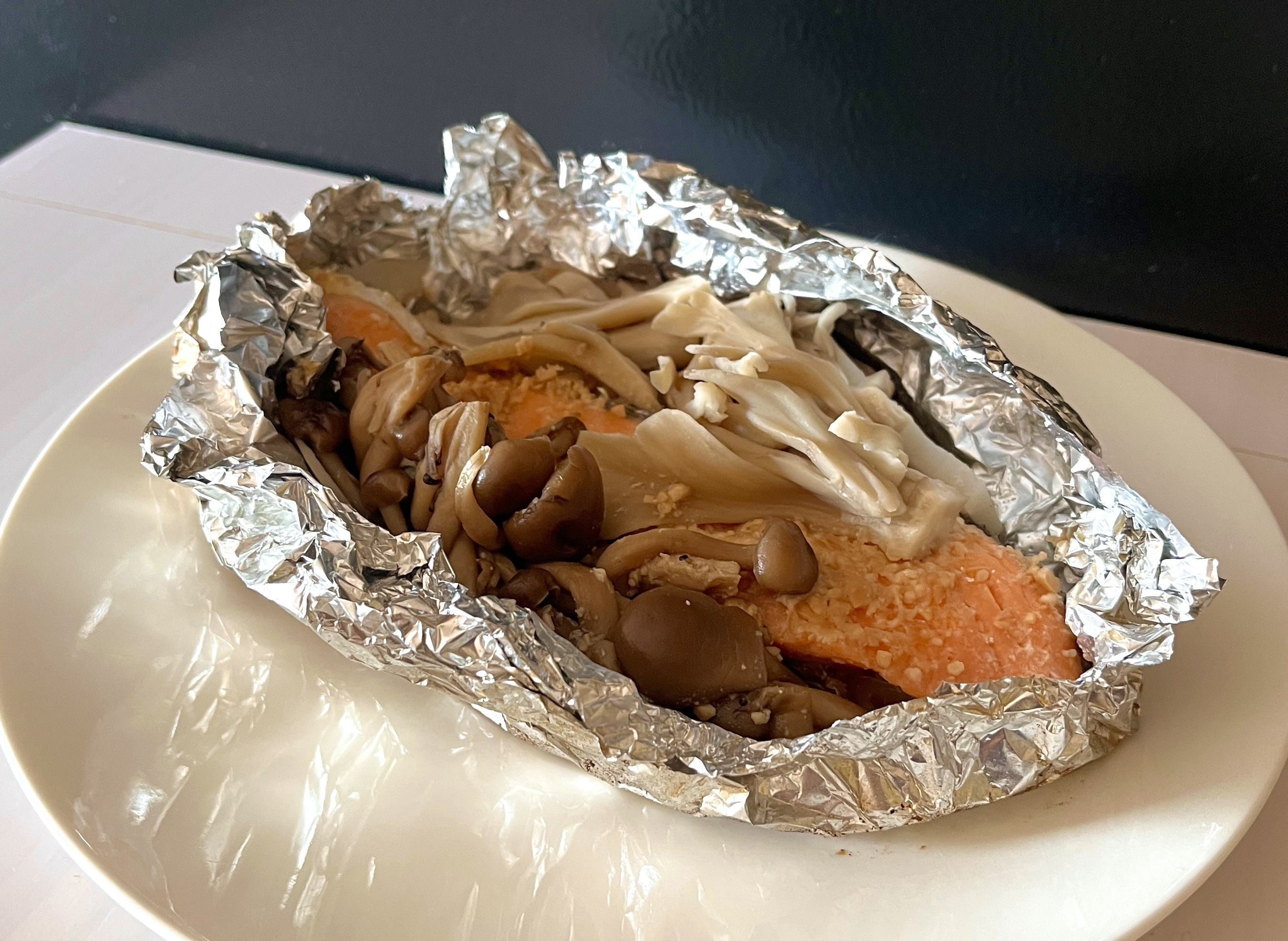 鮭とキノコの包み焼き